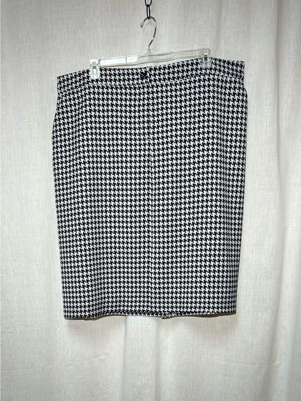 Black & White Houndstooth Pencil Skirt size 26W. Pockets